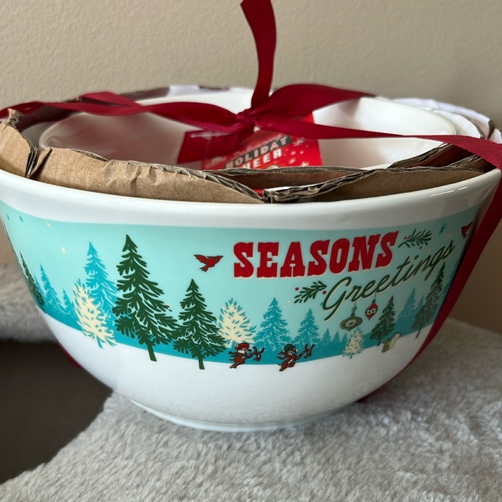Disney set of three holiday bowls brand new